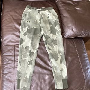 Under Armour Boy joggers sz YXL